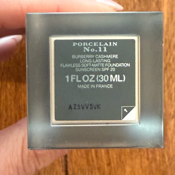 Burberry Sheer Foundation Luminous Fluid Foundation - Trench #11- 1oz porcelain - Picture 4 of 4